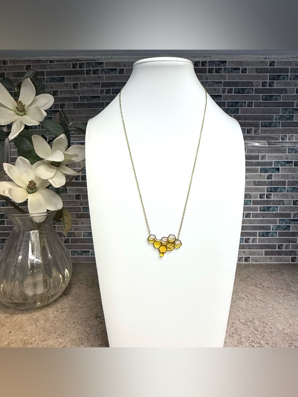 Dripping honey bee honeycomb necklace - Picture 2 of 5